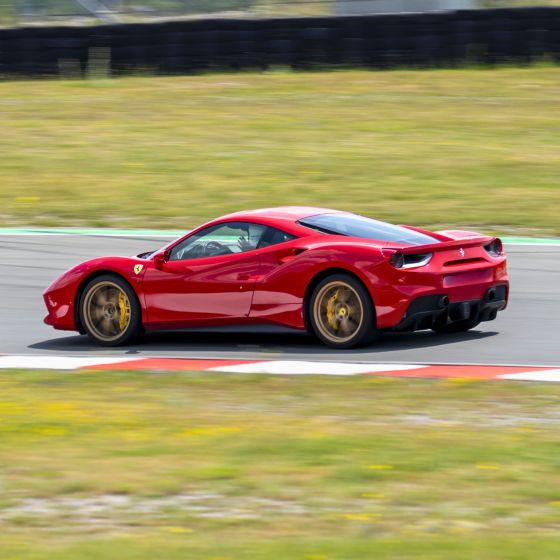 Vožnja s Ferrarijem 488 GTB na dirkališču Grobnik