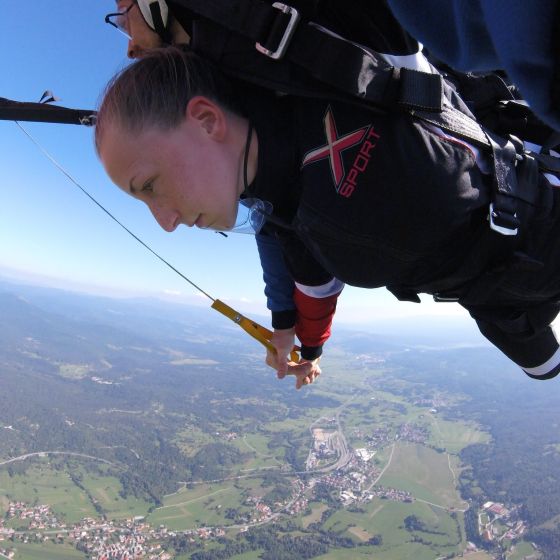 Salto in tandem con paracadute a Šentvid pri Stični