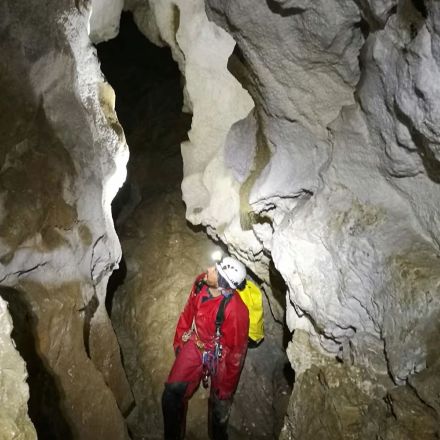 Tour guidato nella grotta Srnica a Bovec