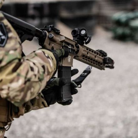 Sparatoria 3in1: Pistola, Fucile d’Assalto e Fucile da Cecchino a Kočevje