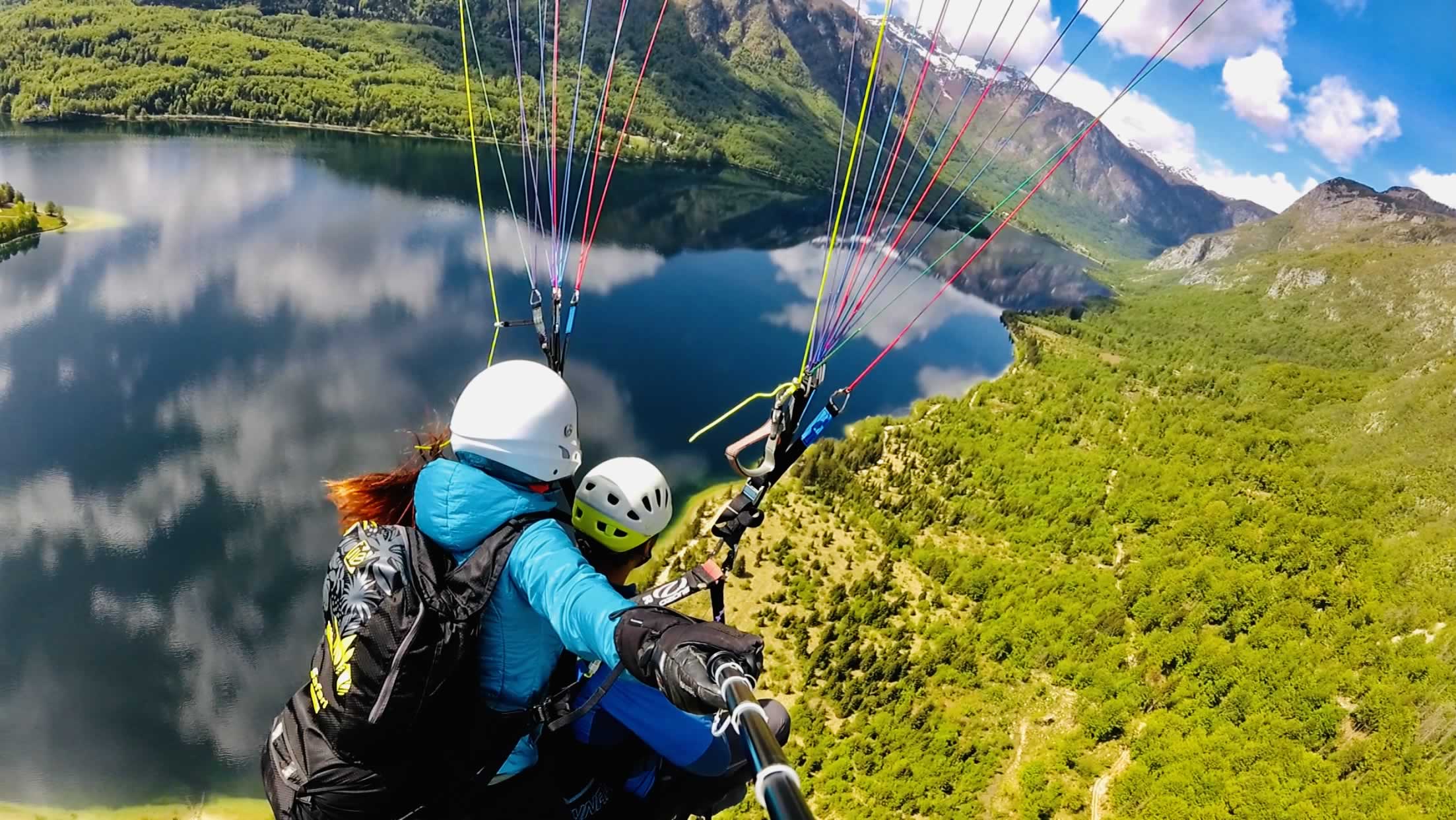 Polet nad rajem: Jadralno padalstvo nad Bohinjskim jezerom